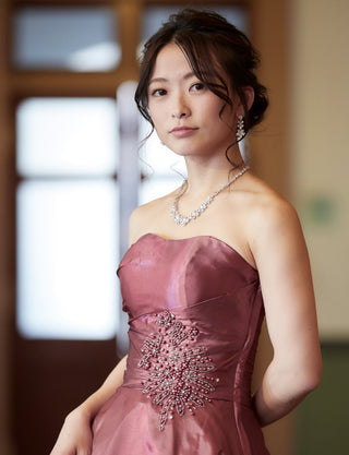 TWEED DRESS(ツイードドレス)のピンクローズロングドレス・タフタ｜TH1432-1-PKRの上半身斜め画像です。