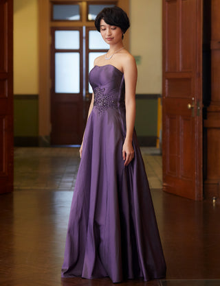 TWEED DRESS(ツイードドレス)のプラムロングドレス・タフタ｜TH1432-1-PMの全身斜め画像です。