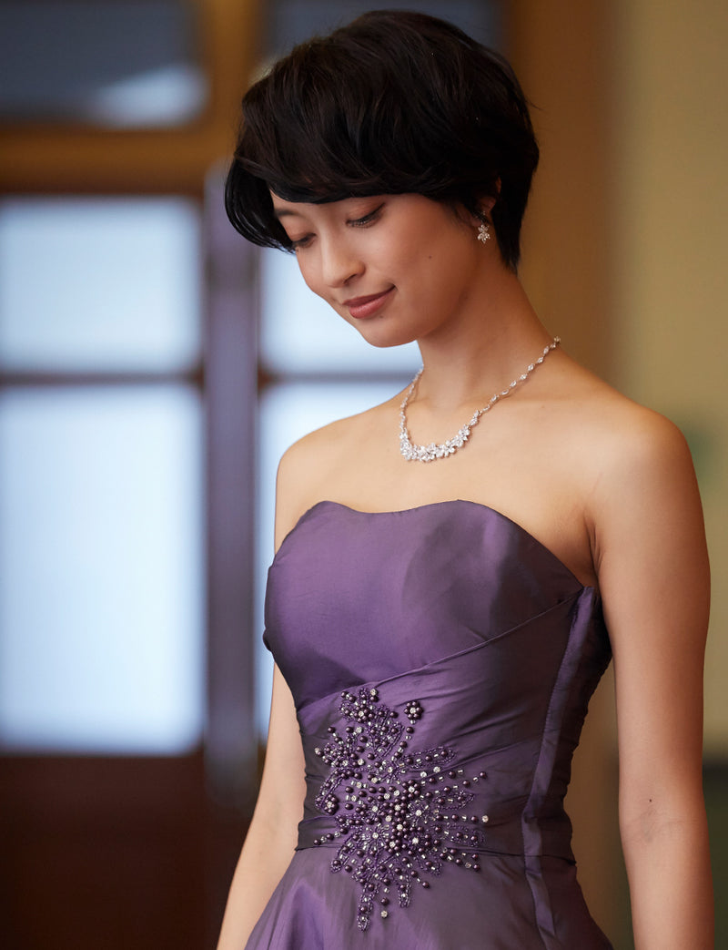 TWEED DRESS(ツイードドレス)のプラムロングドレス・タフタ｜TH1432-1-PMの上半身斜め画像です。