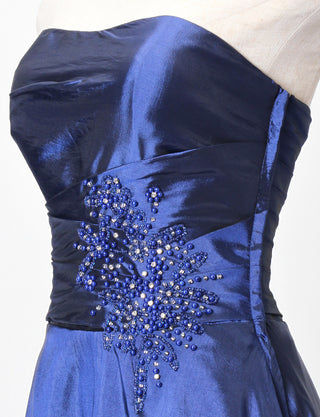 TWEED DRESS(ツイードドレス)のブルーネイビーロングドレス・タフタ｜TH1432-BLNYのトルソー上半身斜め画像です。