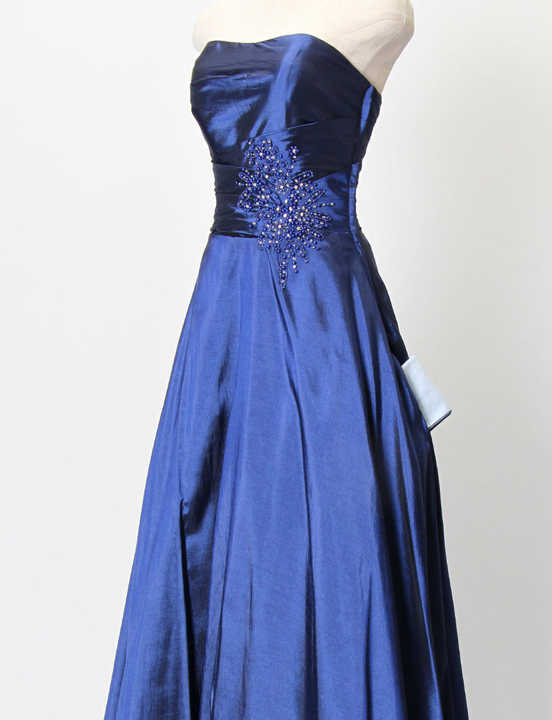 TWEED DRESS(ツイードドレス)のブルーネイビーロングドレス・タフタ｜TH1432-BLNYのトルソー全身斜めポケット画像です。