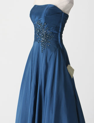 TWEED DRESS(ツイードドレス)のディープブルーロングドレス・タフタ｜TH1432-DBLのトルソー全身斜めポケット画像です。