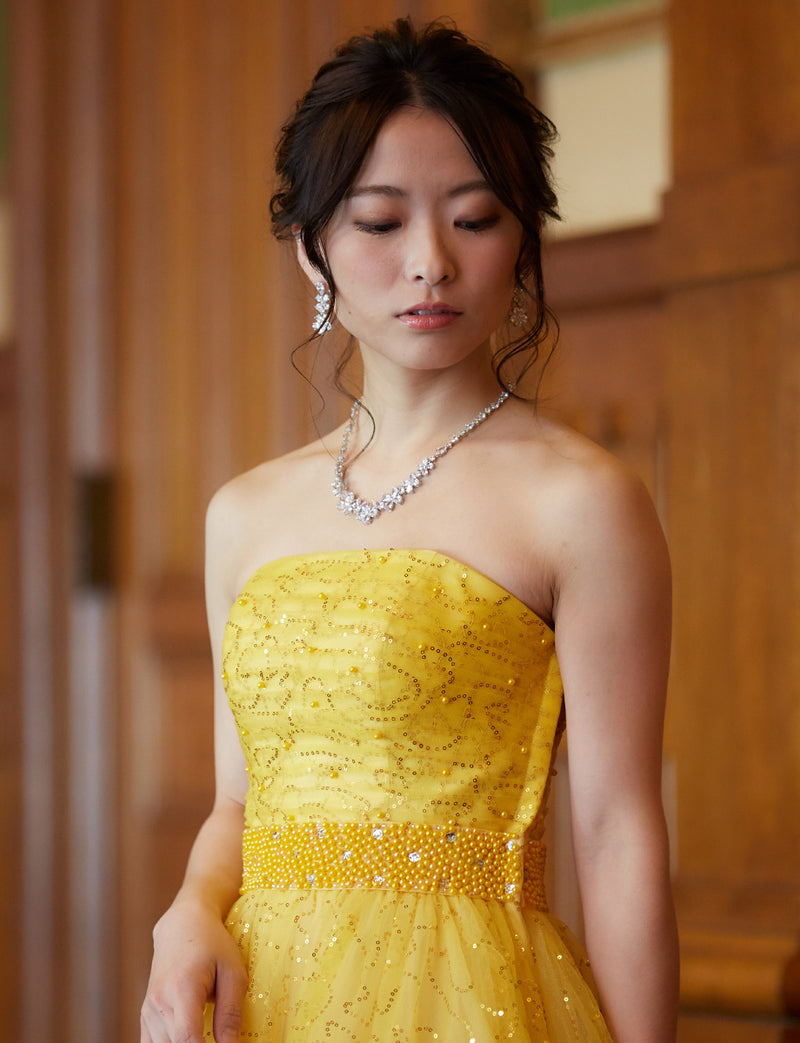 TWEED DRESS(ツイードドレス)のレモンイエローロングドレス・スパンコールチュール｜TH1450-LYWの上半身斜め画像です。