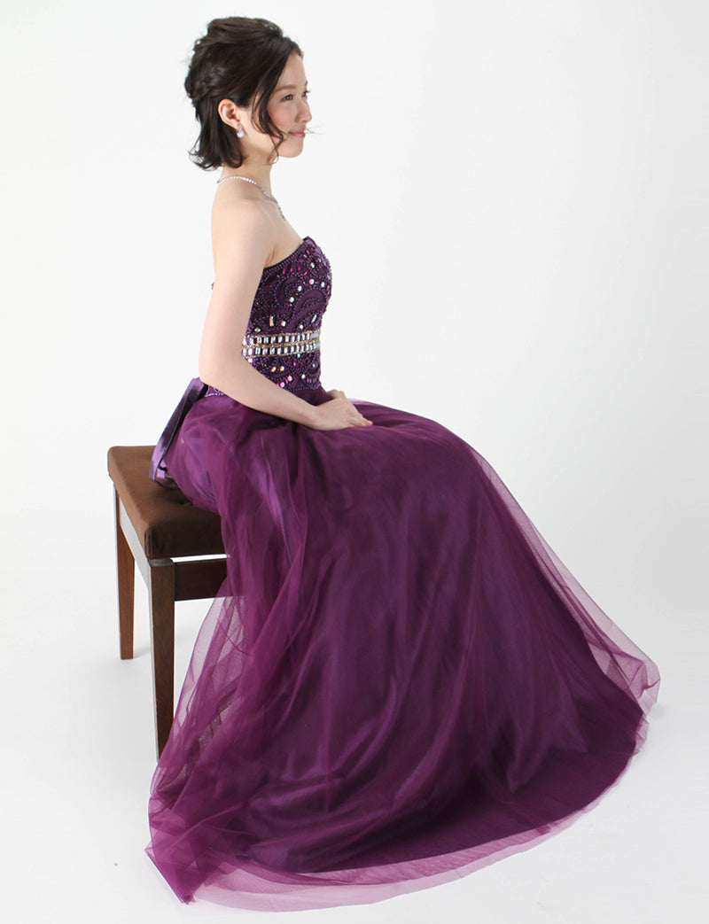 TWEED DRESS(ツイードドレス)のプラムロングドレス・チュール｜TM1602-PMの全身側面椅子に掛けた着用画像です。