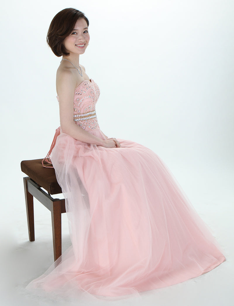TWEED DRESS(ツイードドレス)のペールピンクロングドレス・チュール｜TM1602-PPKの全身側面椅子に掛けた着用画像です。