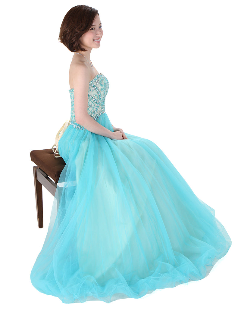 TWEED DRESS(ツイードドレス)のアクアブルーロングドレス・チュール｜TM1619-ABLの全身側面椅子に掛けた着用画像です。