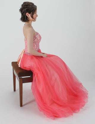 TWEED DRESS(ツイードドレス)のルージュピンクロングドレス・チュール｜TM1619-RPKの全身側面椅子に掛けた着用画像です。