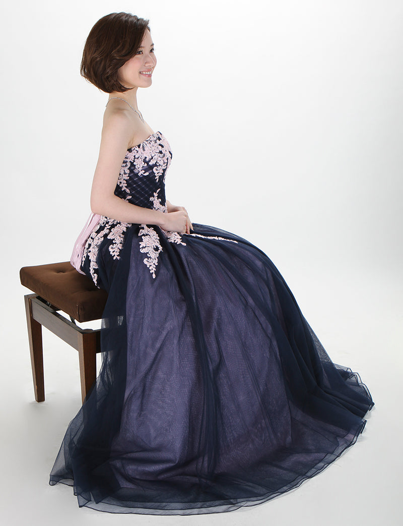 TWEED DRESS(ツイードドレス)のネイビー×ピンクロングドレス・チュール｜TM1658-NYPKの全身側面椅子に掛けた着用画像です。