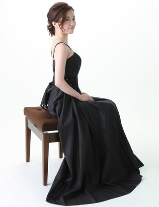 TWEED DRESS(ツイードドレス)のブラックロングドレス・タフタ｜TM1674-BKの全身側面椅子に掛けた着用画像です。