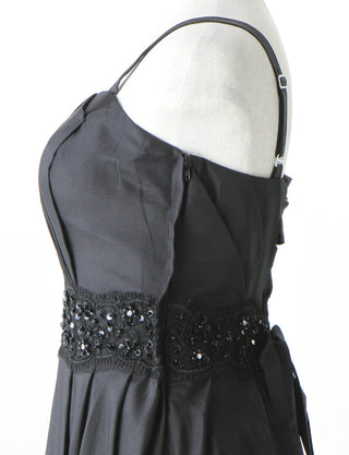 TWEED DRESS(ツイードドレス)のブラックロングドレス・タフタ｜TM1674-BKのトルソー上半身側面画像です。