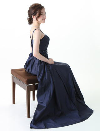 TWEED DRESS(ツイードドレス)のダークネイビーロングドレス・タフタ｜TM1674-DNYの全身側面椅子に掛けた着用画像です。
