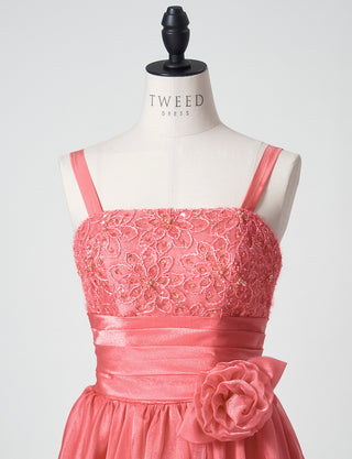 TWEED DRESS(ツイードドレス)のコーラルピンクロングドレス・オーガンジー｜TM1675-CPKのトルソー上半身正面付属コサージュを付けた画像です。