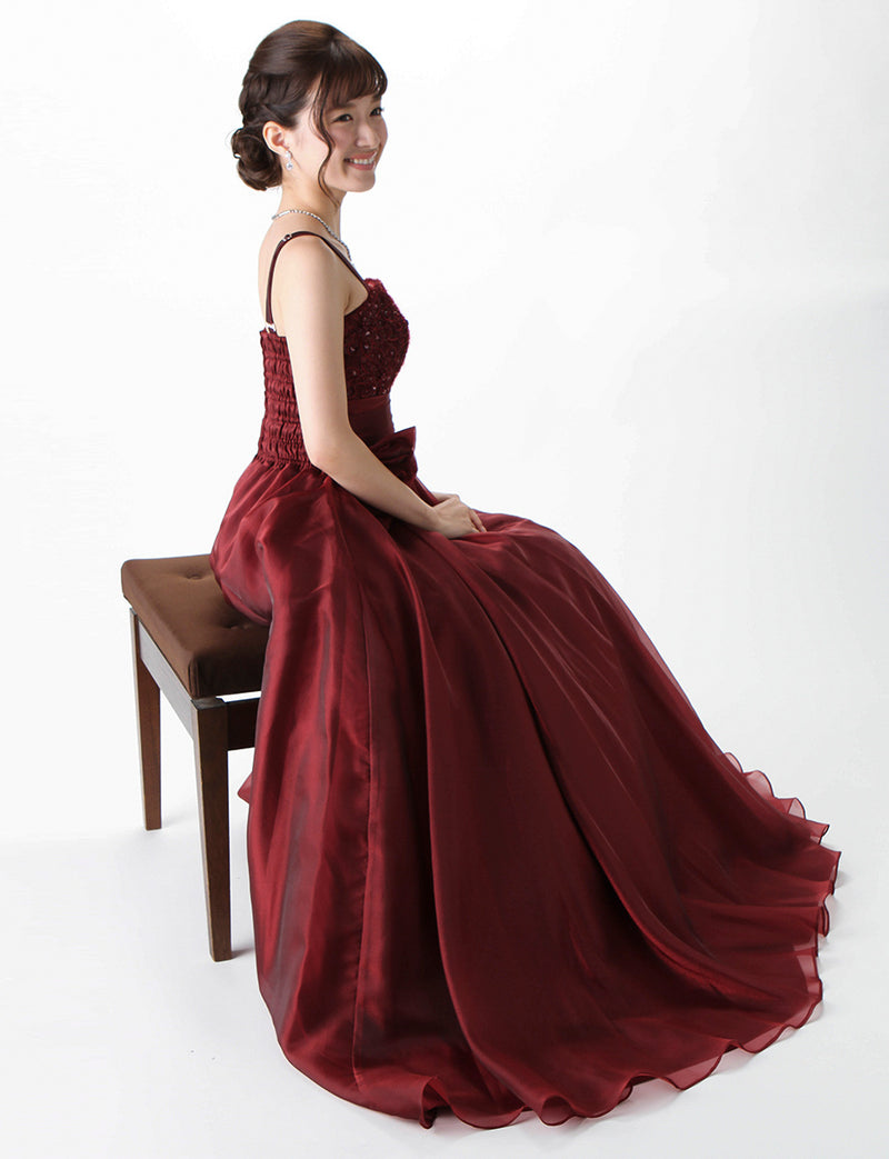 TWEED DRESS(ツイードドレス)のワインレッドロングドレス・オーガンジー｜TM1675-WRDの全身側面椅子に掛けた着用画像です。
