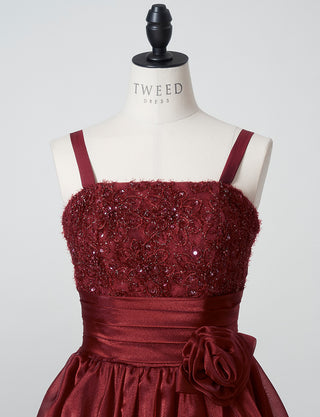 TWEED DRESS(ツイードドレス)のワインレッドロングドレス・オーガンジー｜TM1675-WRDのトルソー上半身正面付属コサージュを付けた画像です。