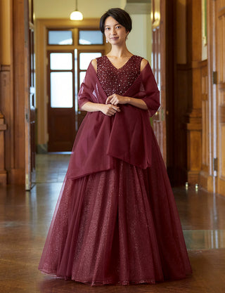  TWEED DRESS(ツイードドレス)のワインレッドロングドレス・チュール｜TN2001-WRDの全身正面ストール着用画像です。