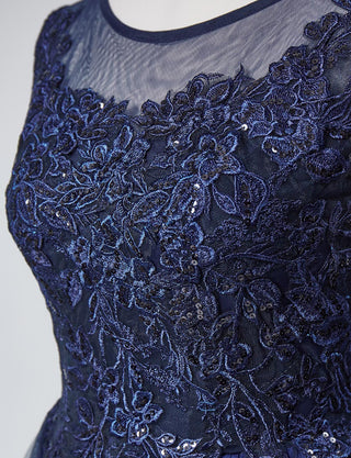 TWEED DRESS(ツイードドレス)のダークネイビーロングドレス・チュール｜TN2003-DNYのトルソー上半身レース装飾拡大画像です。