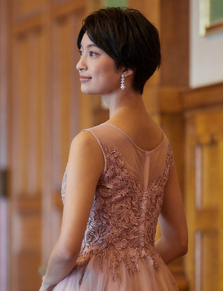TWEED DRESS(ツイードドレス)のピンクベージュロングドレス・チュール｜TN2003-PKBEの上半身後ろ画像です。