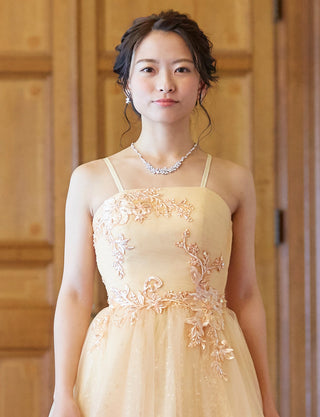 TWEED DRESS(ツイードドレス)のシャンパンベージュロングドレス・チュール｜TN2006-CBEGの上半身正面ストラップ着用画像です。