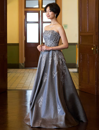 TWEED DRESS(ツイードドレス)のダークグレーロングドレス・ジャガード｜TN2011-DGYの全身斜め画像です。