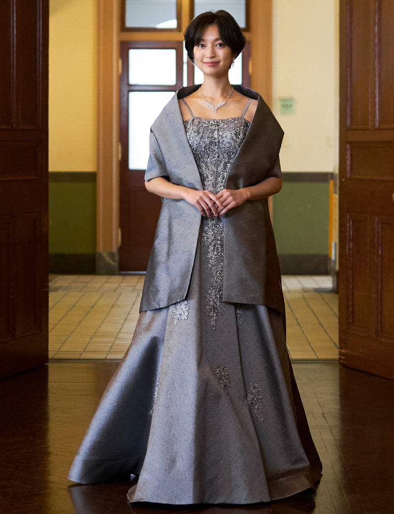 TWEED DRESS(ツイードドレス)のダークグレーロングドレス・ジャガード｜TN2011-DGYの全身正面ストール着用画像です。