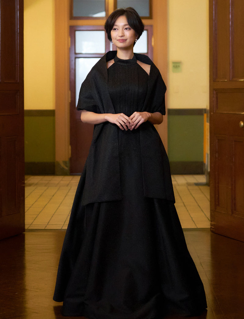TWEED DRESS(ツイードドレス)のブラックロングドレス・グリッター生地｜TN2013-BKの全身正面ストール着用画像です。