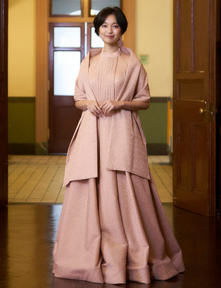 TWEED DRESS(ツイードドレス)のピンクゴールドロングドレス・グリッター生地｜TN2013-PKGDの全身正面ストール着用画像です。