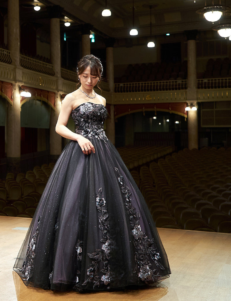 TWEED DRESS(ツイードドレス)のブラックロングドレス・チュール｜TN2019-BKの全身パニエ着用画像です。