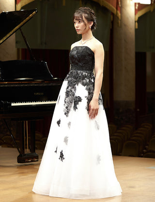 TWEED DRESS(ツイードドレス)のホワイトロングドレス・チュール｜TN2020-WTの全身斜め画像です。
