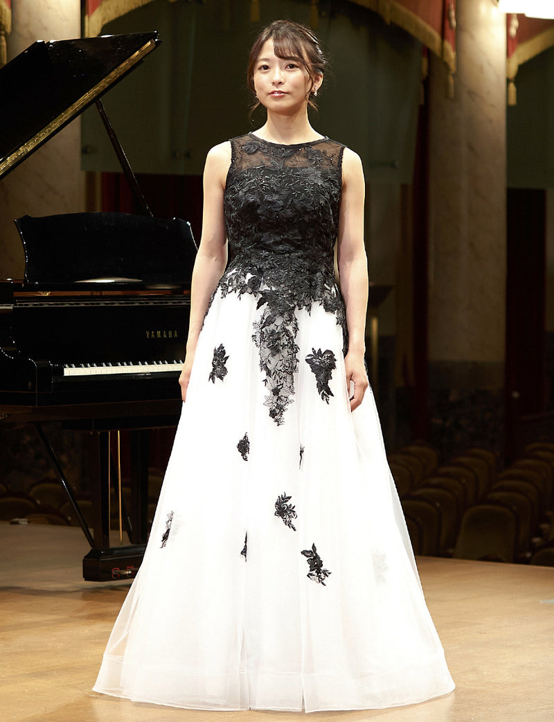 TWEED DRESS(ツイードドレス)のホワイトロングドレス・チュール｜TN2020-WTの全身正面ボレロ着用画像です。