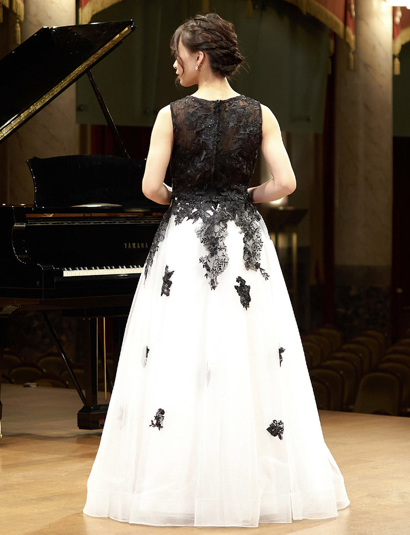 TWEED DRESS(ツイードドレス)のホワイトロングドレス・チュール｜TN2020-WTの全身背面ボレロ着用画像です。
