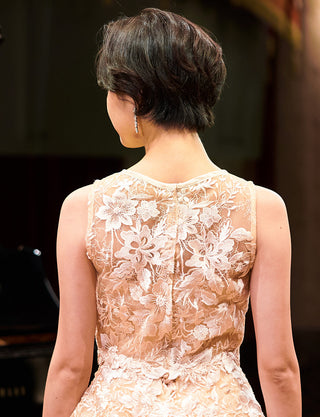 TWEED DRESS(ツイードドレス)のシャンパンゴールドロングドレス・チュール｜TN2020-CGDの上半身背面ボレロ着用画像です。