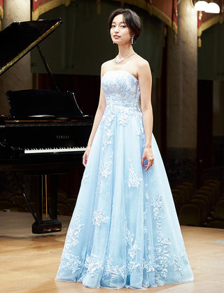 TWEED DRESS(ツイードドレス)のアイスブルーロングドレス・チュール｜TN2024-IBLの全身斜め画像です。