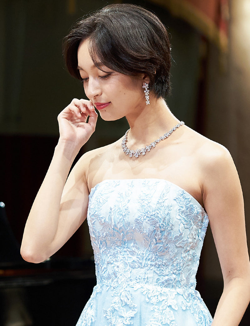 TWEED DRESS(ツイードドレス)のアイスブルーロングドレス・チュール｜TN2024-IBLの上半身斜め画像です。
