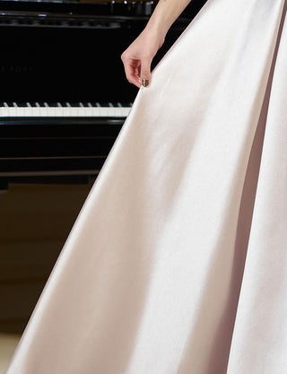 FineFeathers(ファインフェザーズ)のシルバーロングドレス・サテン｜TO2102-SILのスカート拡大画像です。