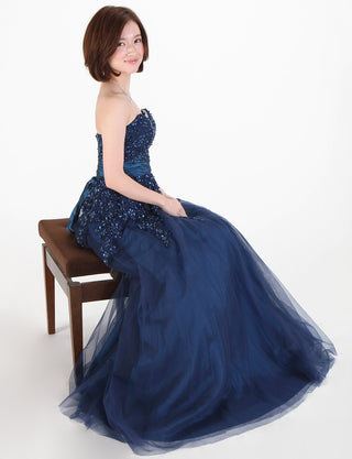 TWEED DRESS(ツイードドレス)のブルーネイビーロングドレス・チュール｜TS1502-BLNYの全身側面椅子に掛けた画像です。
