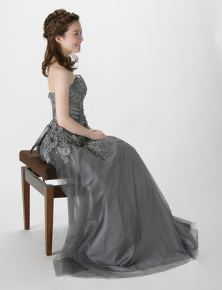 TWEED DRESS(ツイードドレス)のダークグレーロングドレス・チュール｜TS1502-DGYの全身側面椅子に掛けた画像です。