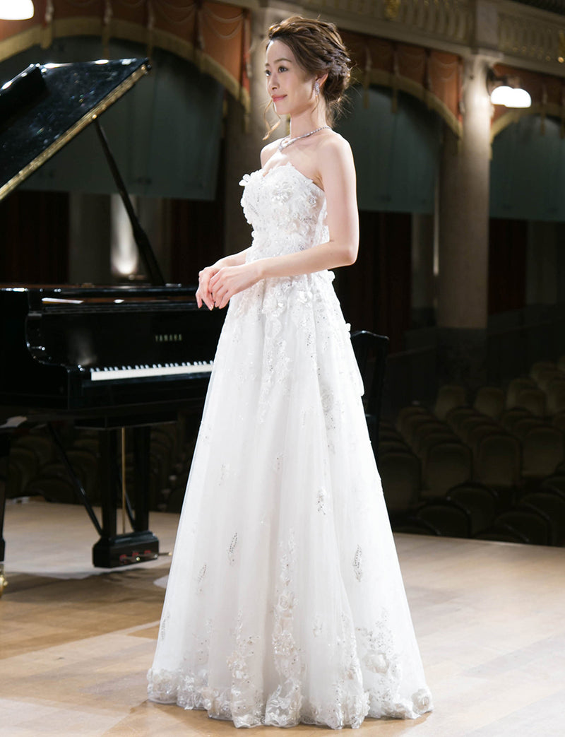TWEED DRESS(ツイードドレス)のアイボリーロングドレス・チュール｜TW1901-IVYの全身斜め画像です。