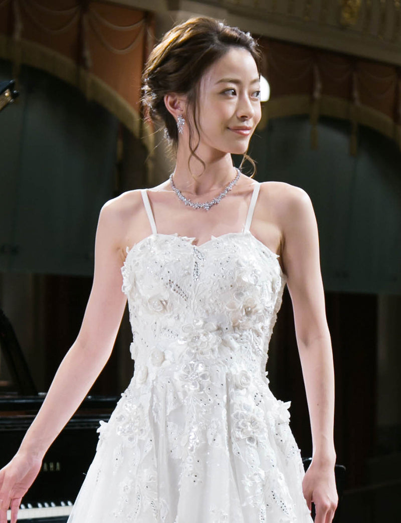 TWEED DRESS(ツイードドレス)のアイボリーロングドレス・チュール｜TW1901-IVYの上半身正面ストラップ着用画像です。