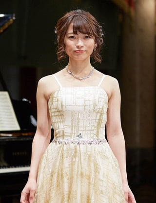 TWEED DRESS(ツイードドレス)のシャンパンゴールドロングドレス・チュール｜TW1904-CGDの上半身正面ストラップ着用画像です。