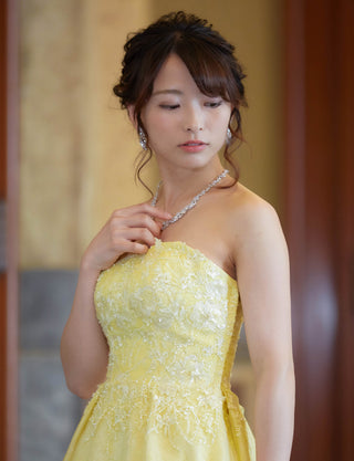 TWEED DRESS(ツイードドレス)のレモンイエローロングドレス・チュール｜TW1911-LYWの上半身斜め画像です。
