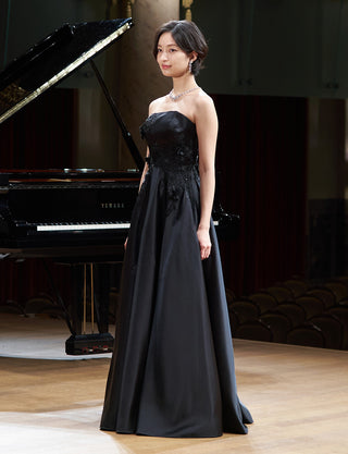 TWEED DRESS(ツイードドレス)のブラックロングドレス・サテン｜TW1914-1-BKの全身斜め画像です。