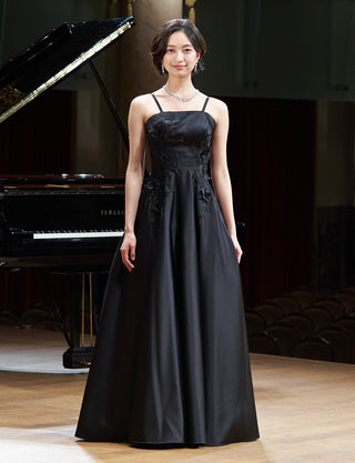TWEED DRESS(ツイードドレス)のブラックロングドレス・サテン｜TW1914-1-BKの全身正面ストラップ着用画像です。
