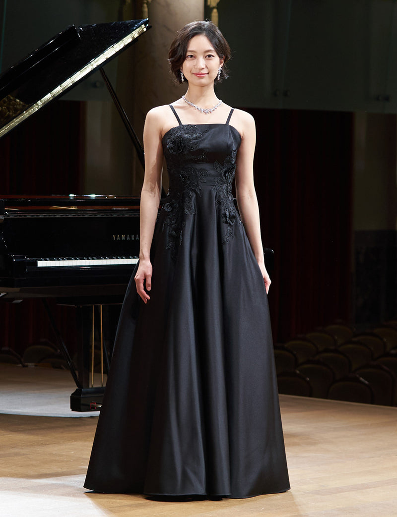 TWEED DRESS(ツイードドレス)のブラックロングドレス・サテン｜TW1914-1-BKの全身正面ストラップ着用画像です。