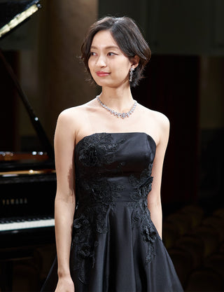 TWEED DRESS(ツイードドレス)のブラックロングドレス・サテン｜TW1914-1-BKの上半身正面画像です。