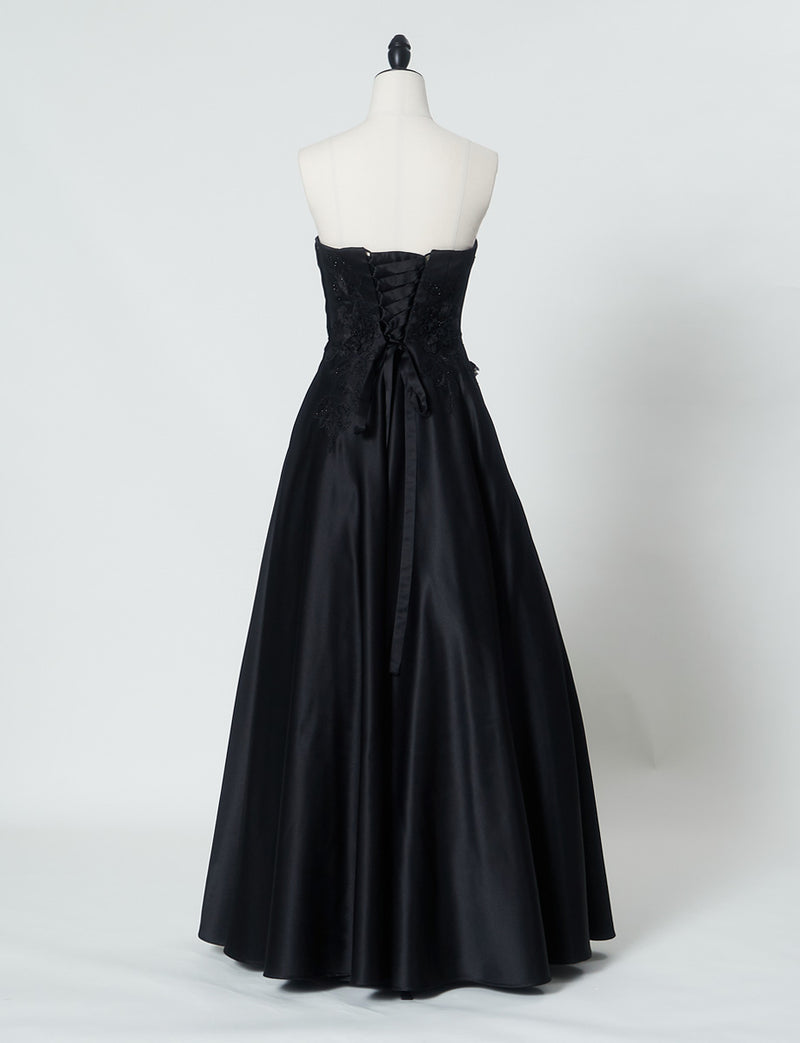 TWEED DRESS(ツイードドレス)のブラックロングドレス・サテン｜TW1914-1-BKのトルソー全身背面画像です。