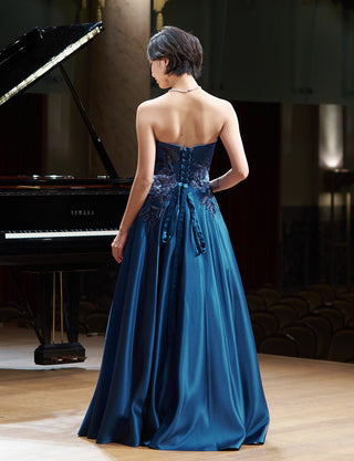 TWEED DRESS(ツイードドレス)のミッドナイトブルーロングドレス・サテン｜TW1914-1-MBLの全身背面画像です。