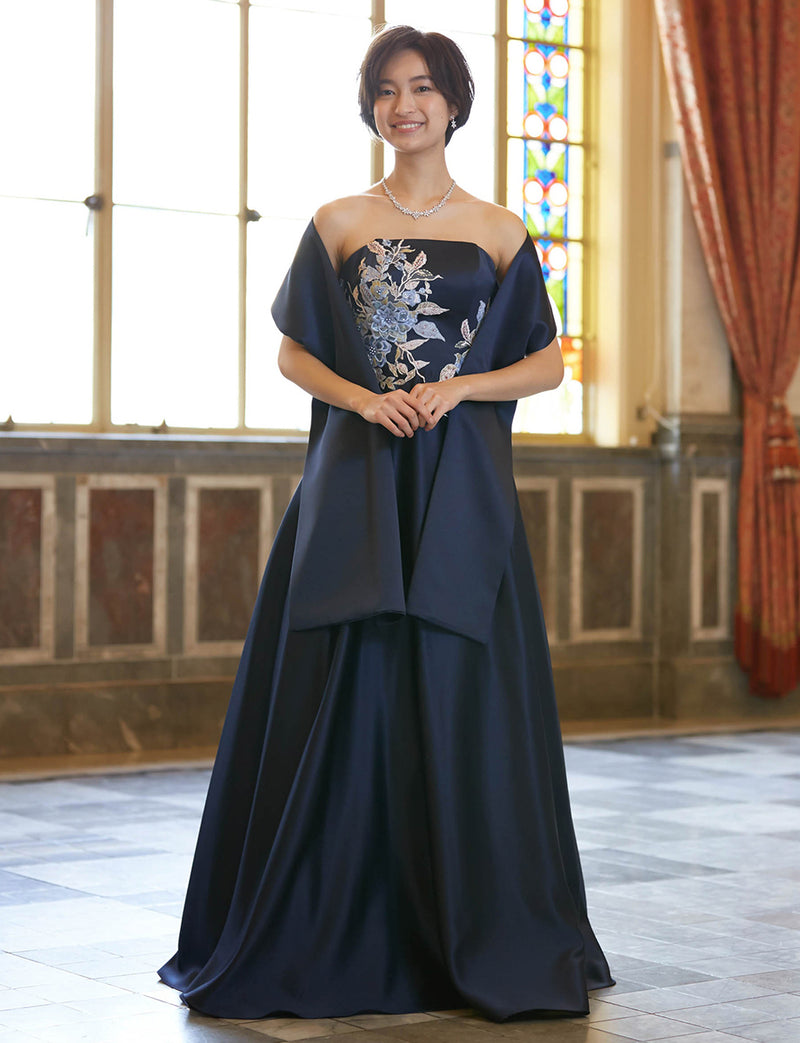 TWEED DRESS(ツイードドレス)のダークネイビーロングドレス・サテン｜TW1914-DNYの全身正面ストール着用画像です。