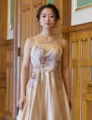 TWEED DRESS(ツイードドレス)のシャンパンゴールドロングドレス・サテン｜TW1914-CGDの上半身正面ストラップ着用画像です。