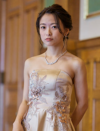 TWEED DRESS(ツイードドレス)のシャンパンゴールドロングドレス・サテン｜TW1914-CGDの上半身斜め画像です。