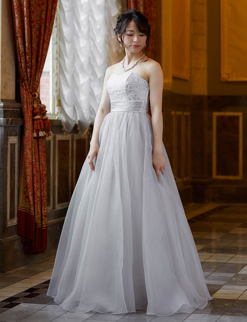 TWEED DRESS(ツイードドレス)のペールグレーロングドレス・チュール｜TW1919-PGYの全身斜め画像です。